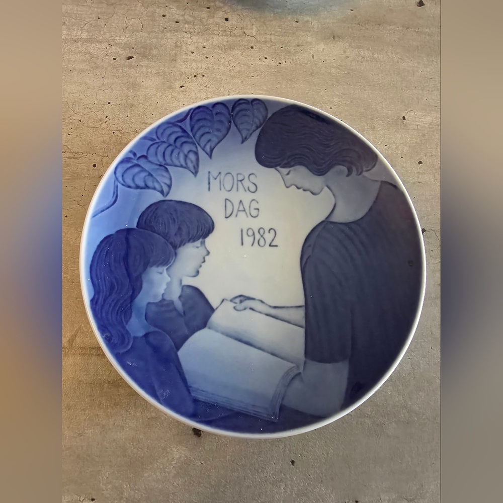 Royal Copenhagen/1982/ Mother's Day plate/Porcelain/blue and white